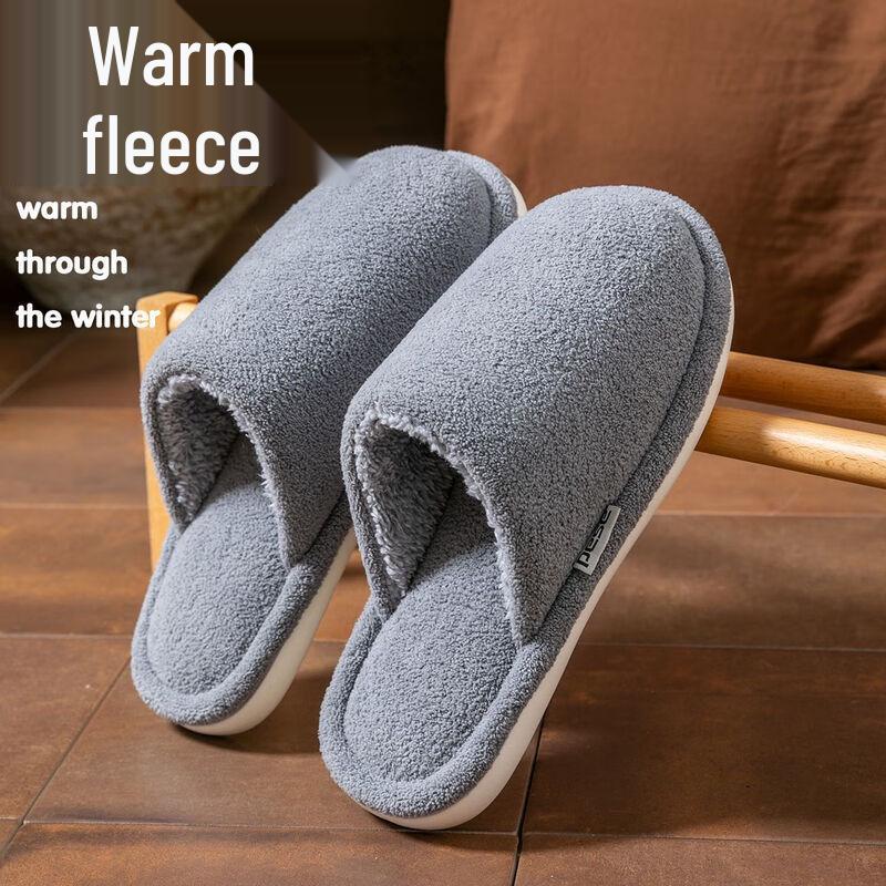 Пара домашних плюшевых тапочек